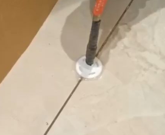 德钦瓷砖空鼓维修公司专业解答瓷砖在铺贴过程中，如果没有涂抹均匀到位的粘结材料（如水泥砂浆或瓷砖胶），可能会导致以下问题