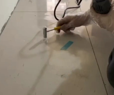 德钦瓷砖开裂维修公司专业分享瓷砖在铺贴前如果没有沥干水分，将会导致以下问题